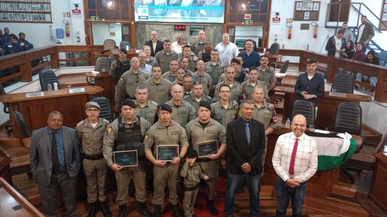 Policiais militares recebem homenagem por ato heróico em Bagé