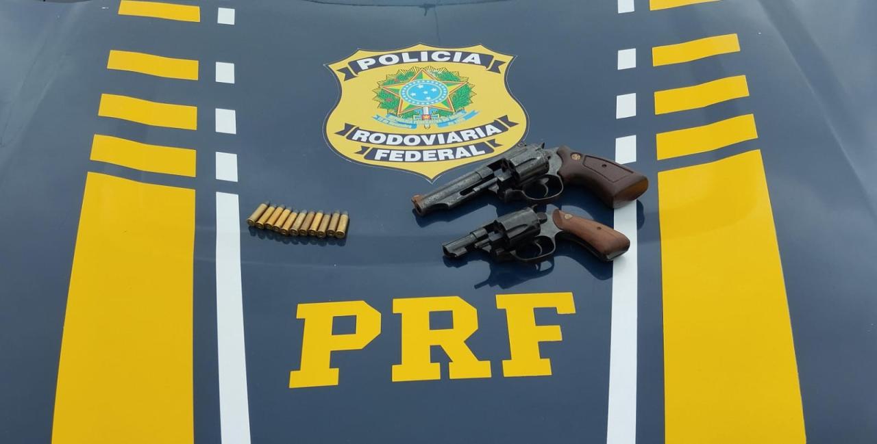 PRF prende passageiro de ônibus com duas armas em Bagé