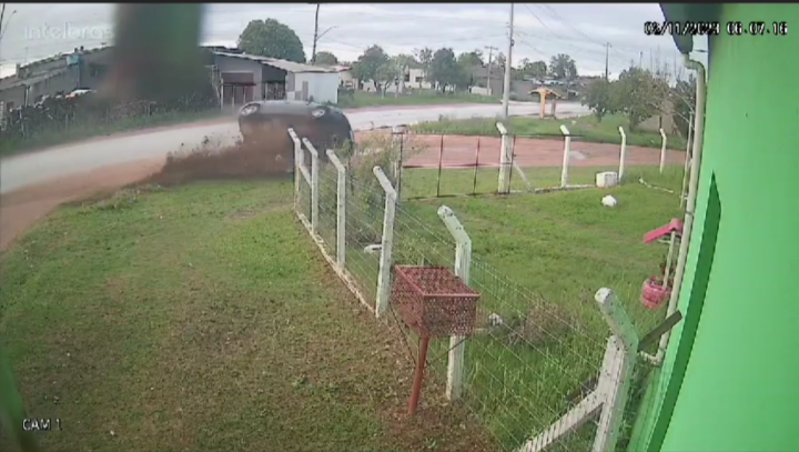 Veiculo com dois ocupantes capota e faz vítima fatal na zona leste de Bagé