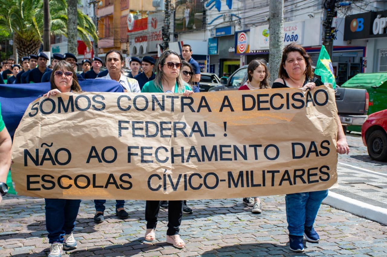 Comunidade se manifesta a favor das cívico-militares 