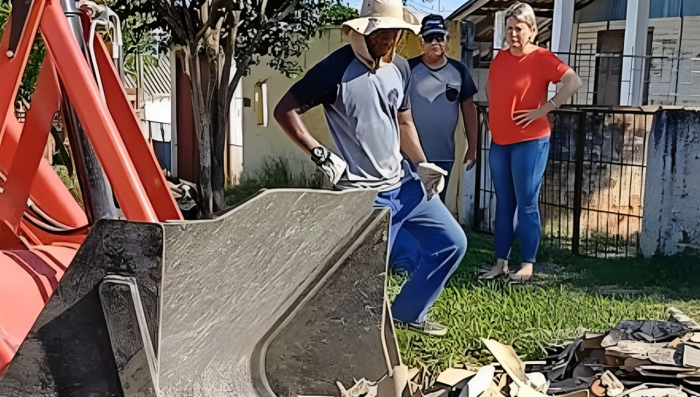 Prefeitura realiza a coleta de telhas danificadas pelo granizo