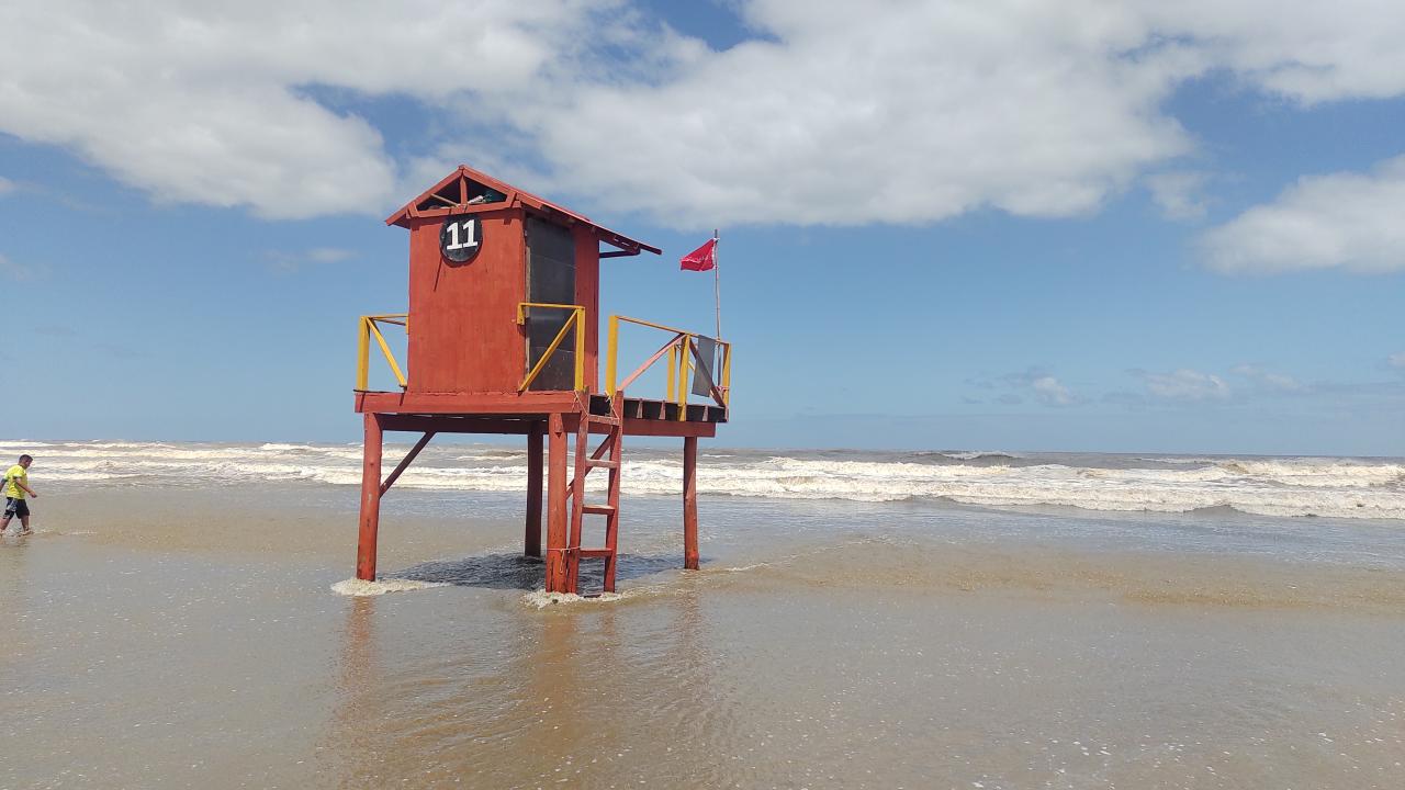 Sábado de maré alta e bandeira vermelha no Cassino