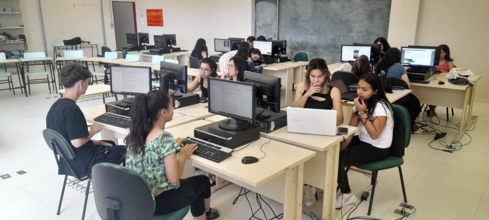 Unipampa Bagé auxilia alunos do município na produção de jornal escolar