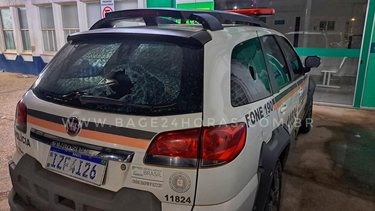 Homem parte pra cima da policia, quebra viatura e é baleado