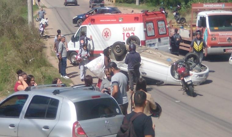 Carro capota na Silvio da Silva Tavares