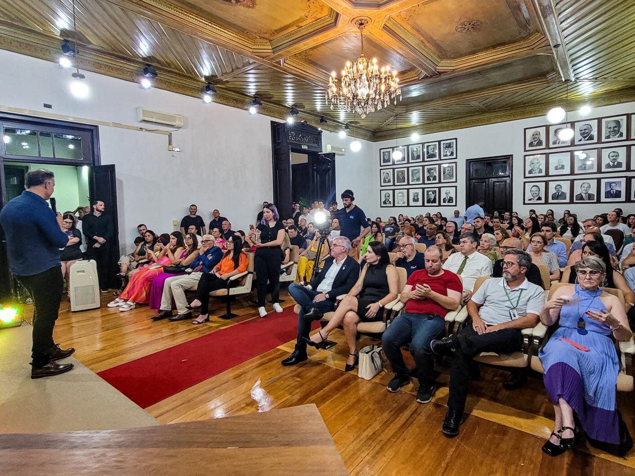 Durante homenagem a entidades, Ronaldo Hoesel anuncia sua saída da Secretaria de Saúde