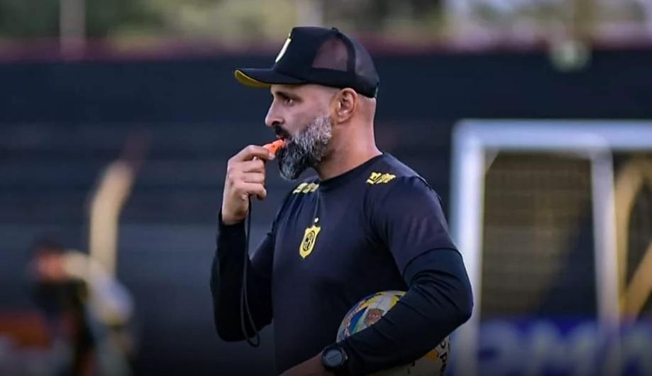 Bagé anuncia saída do técnico Alê Meneses