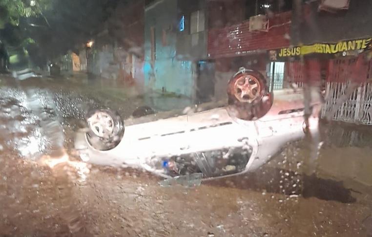 Indivíduo embriagado capota carro na Barão do Triunfo