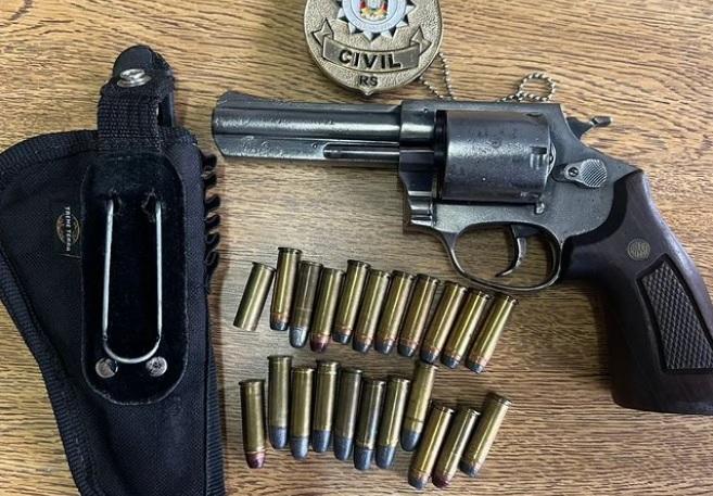 Polícia Civil realiza prisão em flagrante por posse ilegal de arma de fogo