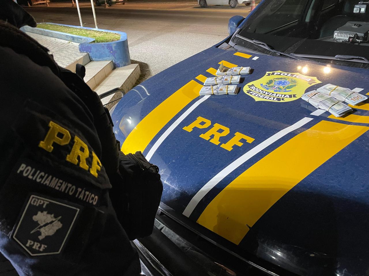 PRF apreende dólares escondidos na cueca de um indivíduo em Bagé
