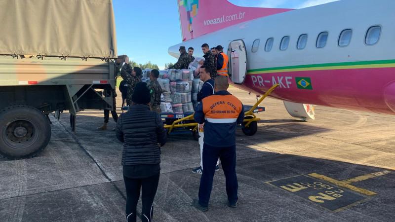 Cobertores comprados com recursos de doações via pix de campanha chegam ao Estado