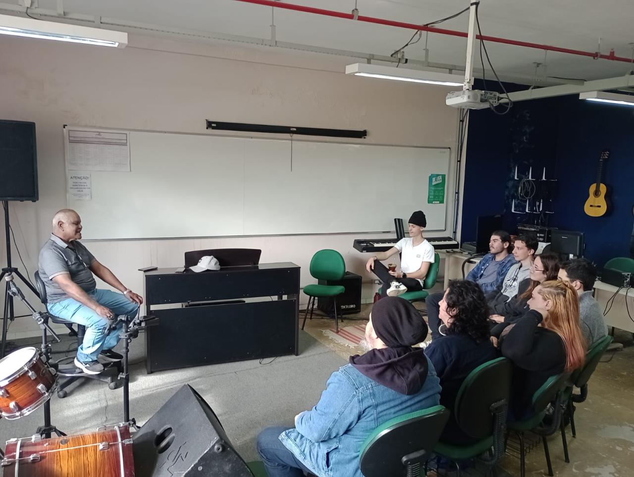 Alunos do curso de Música da Unipampa recebem visita de professor do IMBA