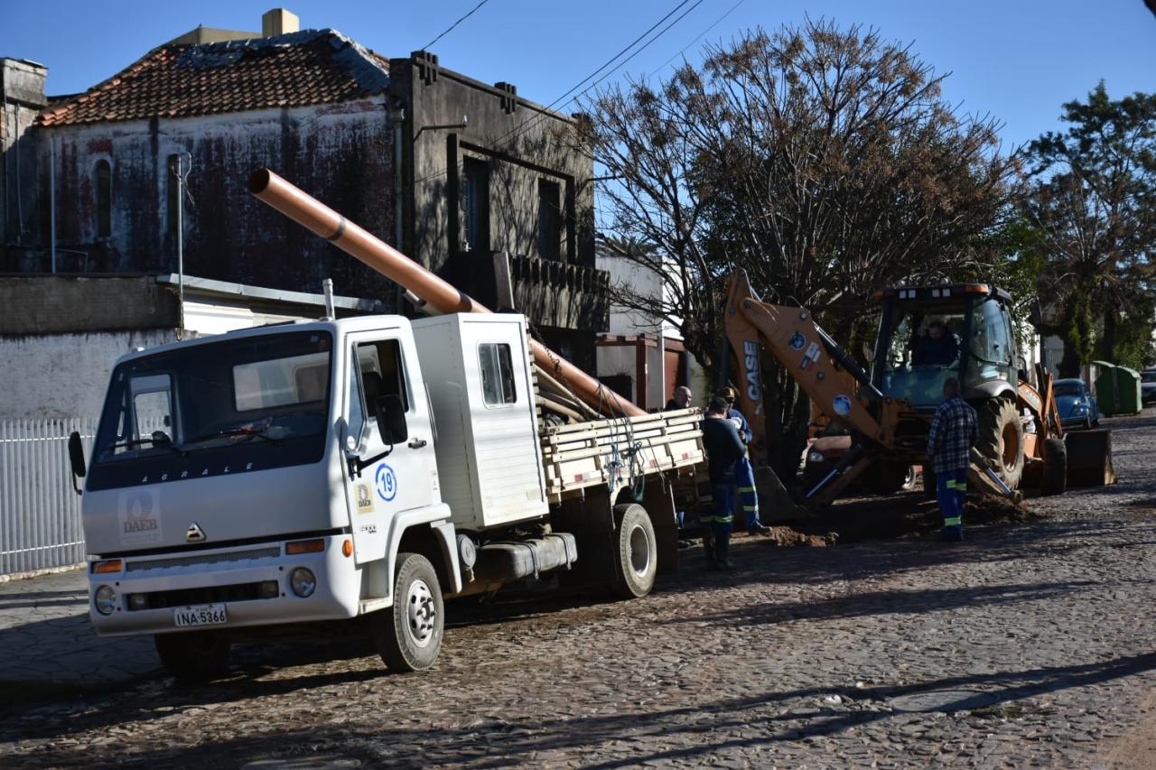 Daeb intensifica consertos de rompimentos na rede de água causados pelo frio