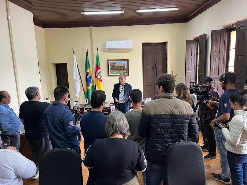 Prefeito Mario Mena anuncia medidas de governo até o fim da gestão atual