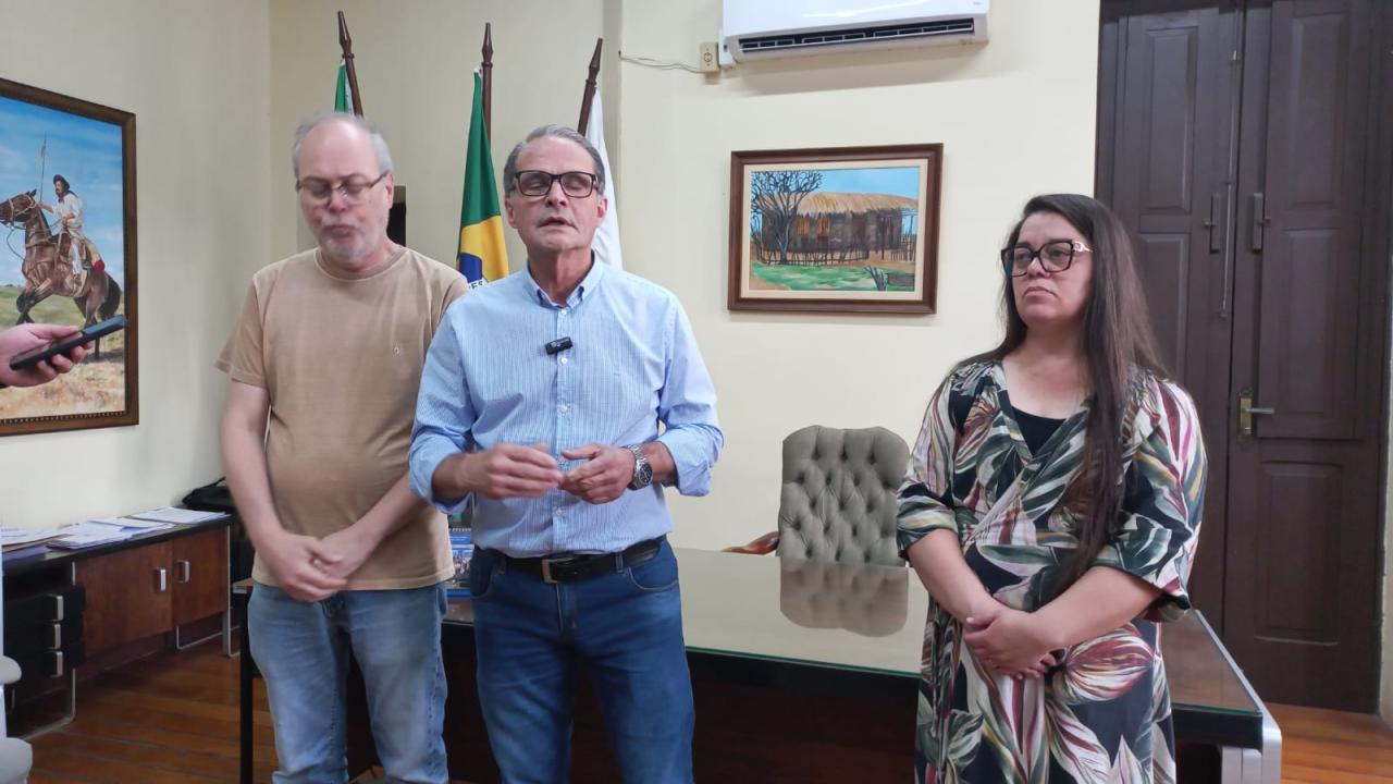 Mário Mena anuncia quitação de salários, 13º e pagamento dos CC's