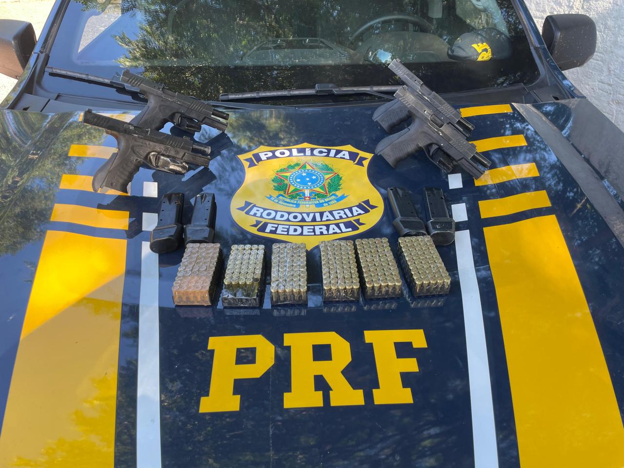 Após perseguição PRF prende homem transportando pistolas, carregadores e munições