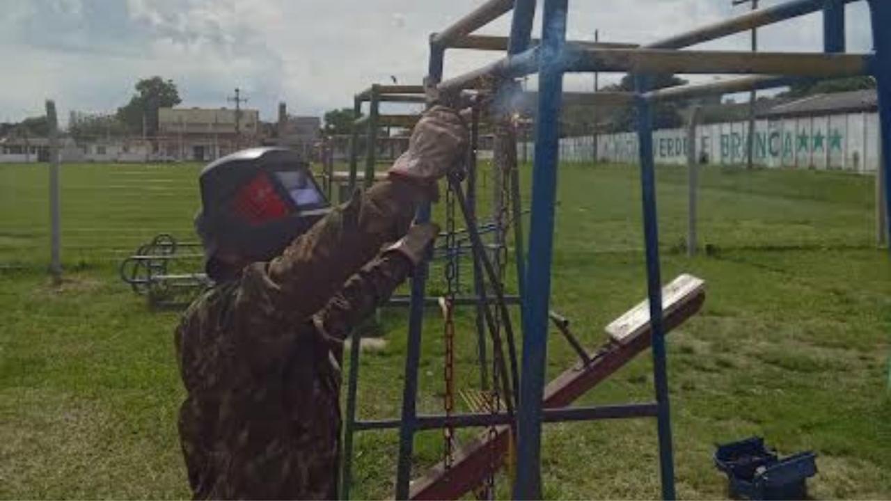 Seinfra inicia recuperação de brinquedos instalados em praças