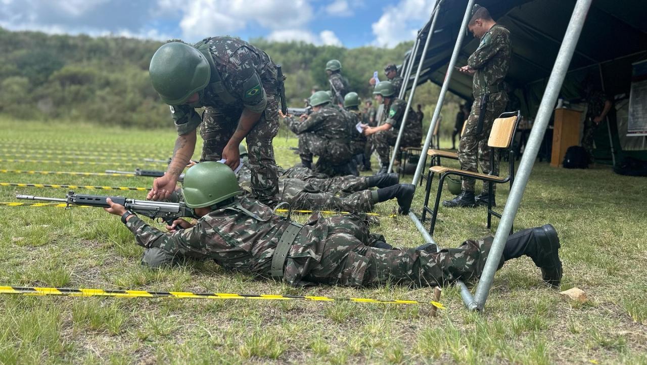 Militares do efetivo variável do 25º GAC recebem instrução de tiro