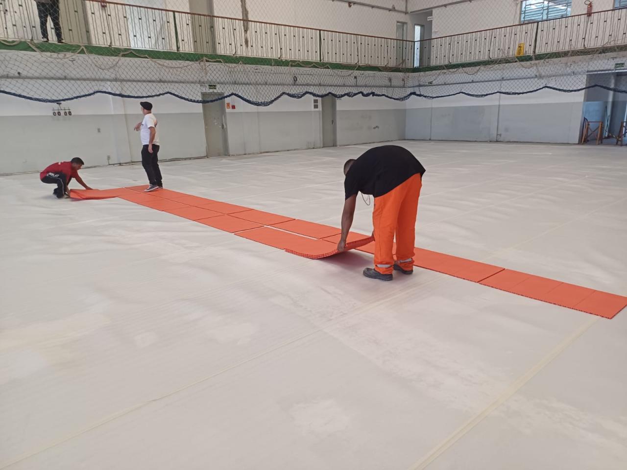 Iniciam obras do novo piso da quadra do Caminho da Luz