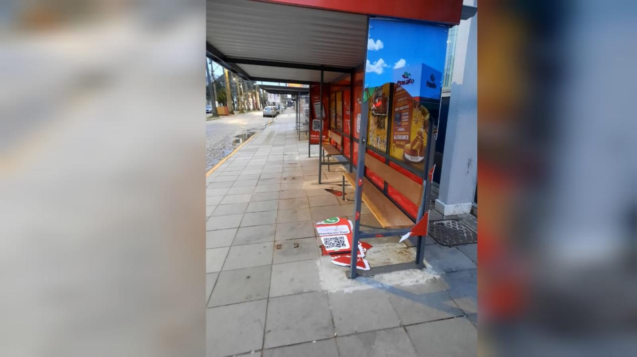 Abrigo de ônibus inaugurado a poucos dias em Bagé é vandalizado menos de um mês após instalação