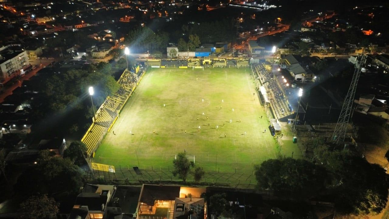 Parceria garante novos refletores ao estádio Pedra Moura