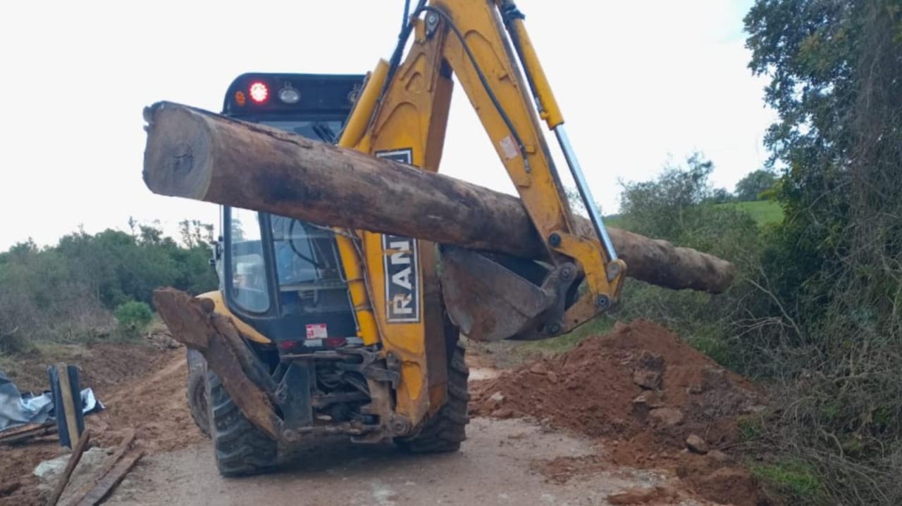 Pontilhões e estradas da área rural recebem manuntenção da SDR