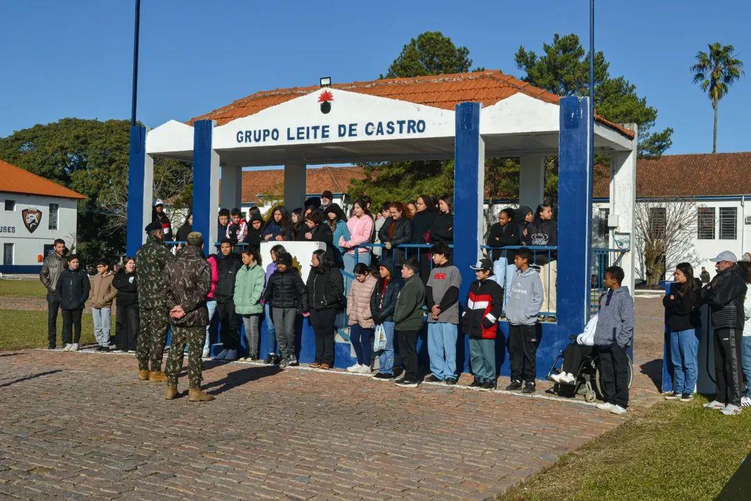 Alunos da escola General Mallet visitam instalações do 25º GAC