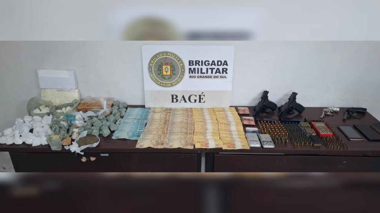 Brigada Militar prende dois indivíduos com armas, drogas, dinheiro e munição no Passo das Pedras