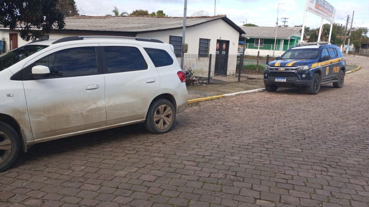 Carro furtado em Bagé é recuperado pela PRF em Pantano Grande