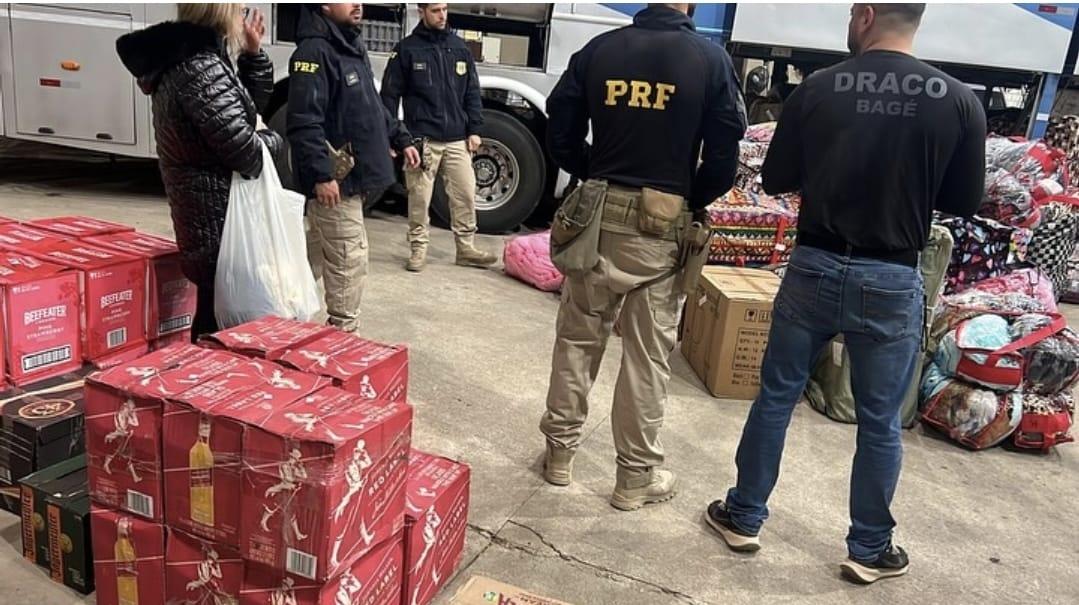 Polícia Civil e Polícia Rodoviária Federal apreendem ônibus carregado de bebidas em Bagé