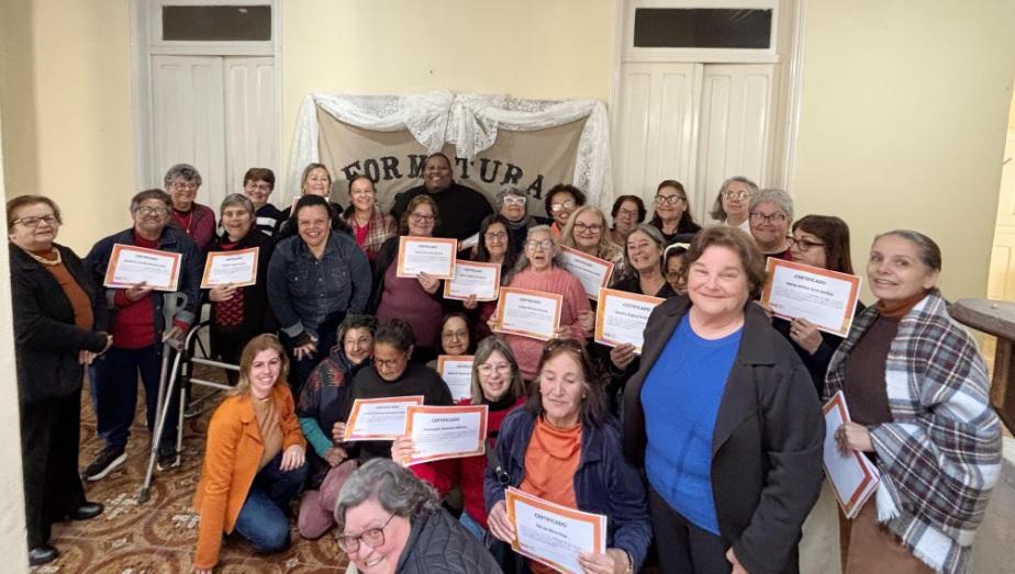 Acontece a formatura dos alunos do curso de artesanato da Casa de Cursos em Bagé