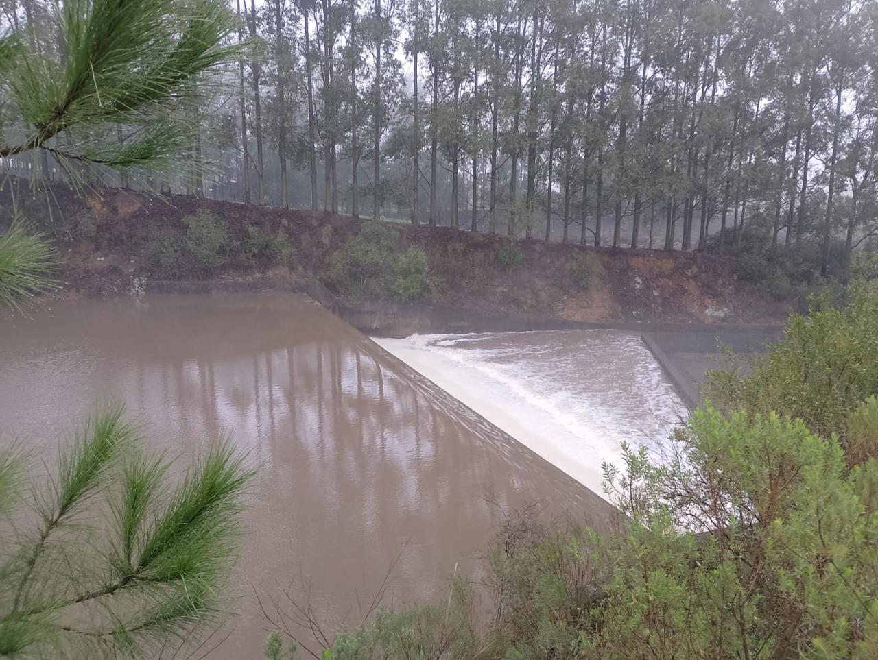Barragem da Sanga Rasa verte após chuvas em Bagé