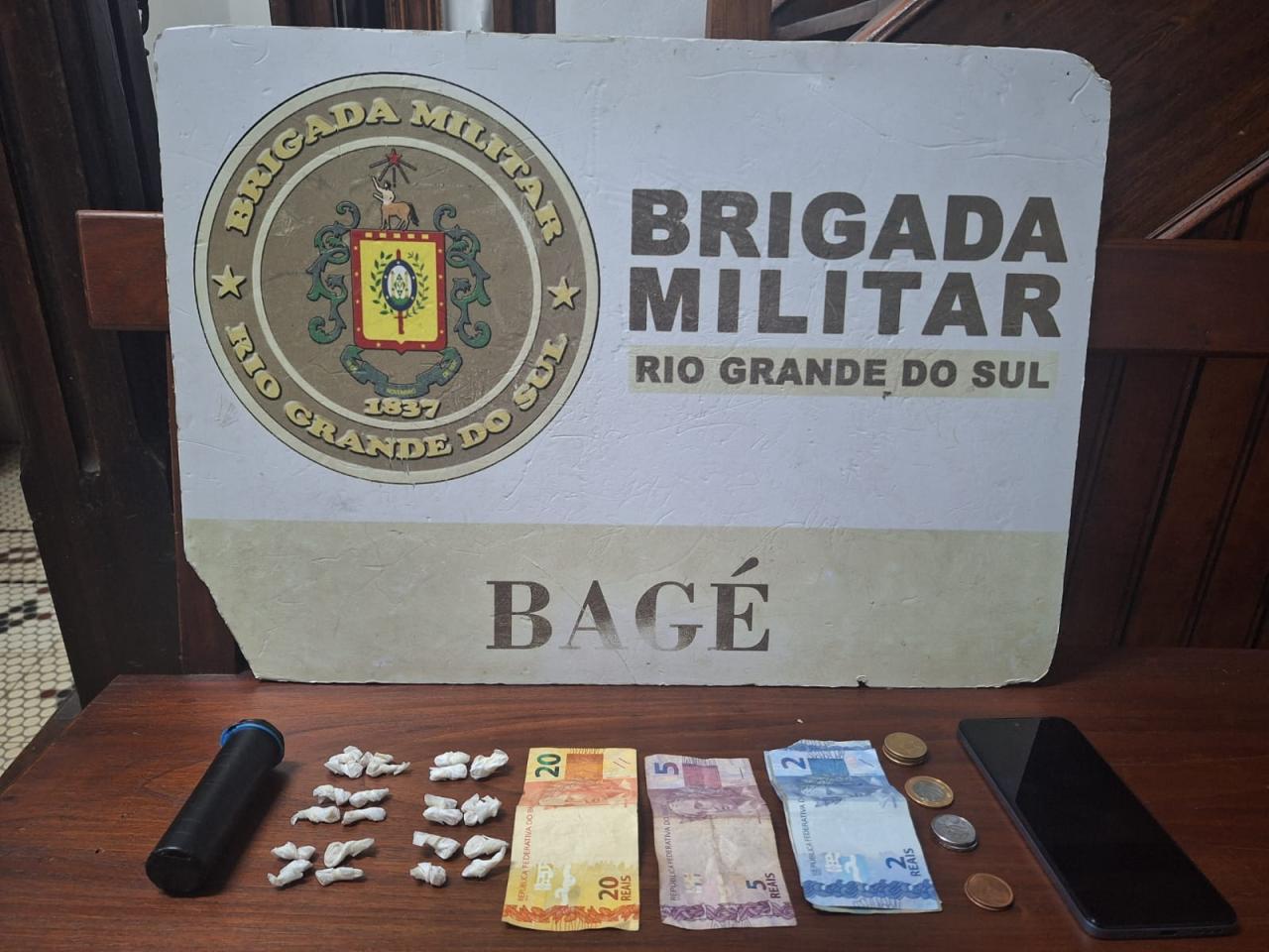 Indivíduo é preso com drogas ao lado de uma escola no Passo das Pedras