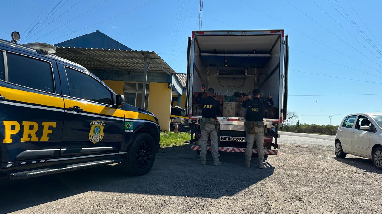 PRF prende trio e apreende caminhão com carga importada ilegalmente em Bagé