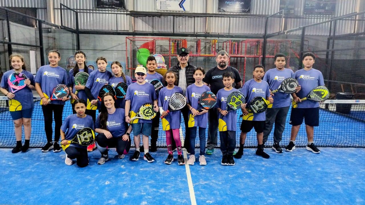 Alunos do projeto Padel Solidário recebem novos uniformes