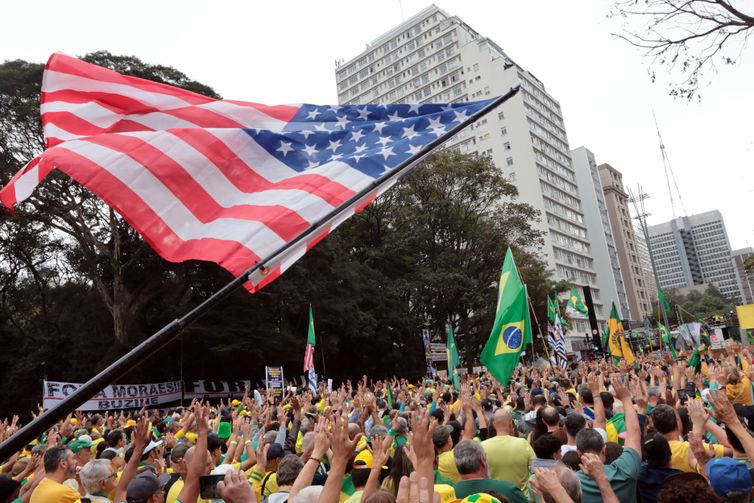 Ato pró-Bolsonaro une governadores e parlamentares de direita em SP