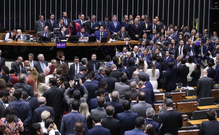 Câmara aprova urgência para projeto de anistia a golpistas