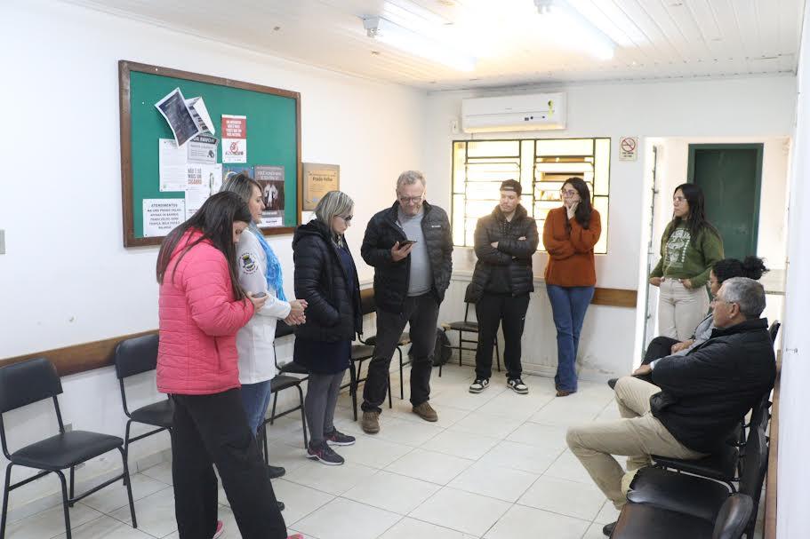 CRAS e posto de saúde do Prado Velho recebem visita do prefeito