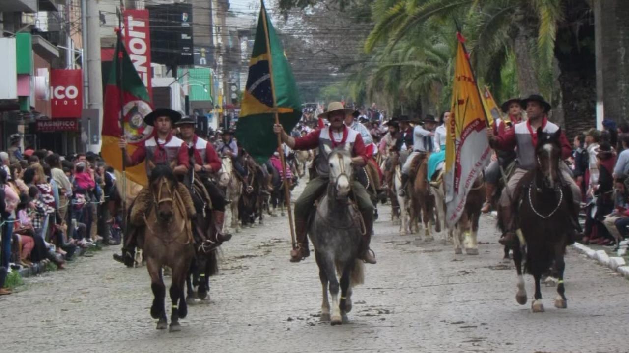 Desfiles do 20 de Setembro tiveram a participação de 2.300 cavalarianos em Bagé
