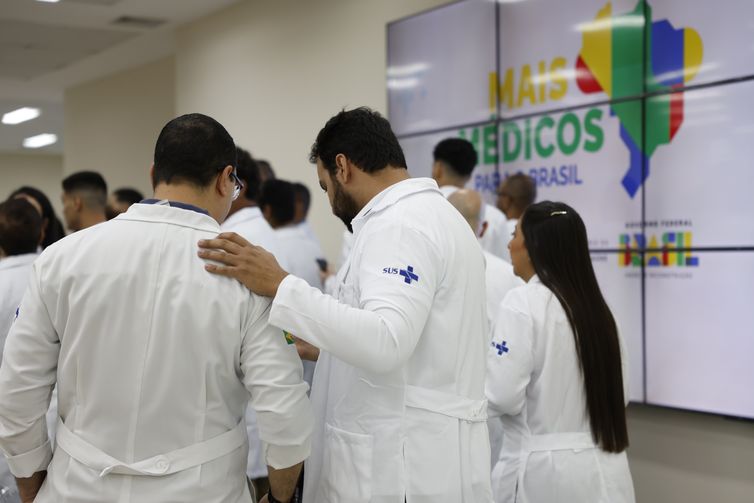 Estudantes de baixa renda de curso de medicina terão ajuda do governo