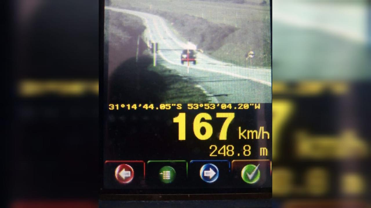 PRF flagra motorista dirigindo a 167 km/h na BR-153 em Bagé