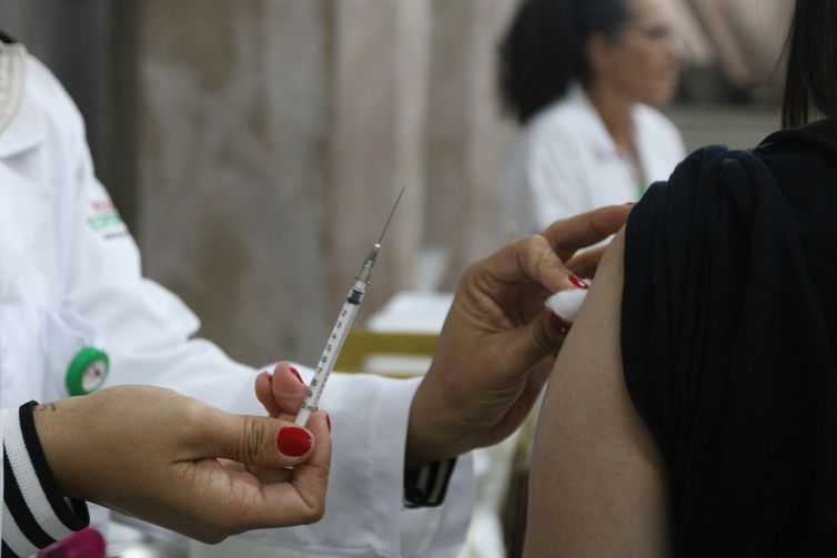 Vacina contra a covid-19 protege gestantes de complicações