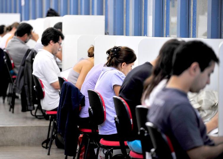 Governo anuncia edital para investir R$ 108 mi em cursinhos populares