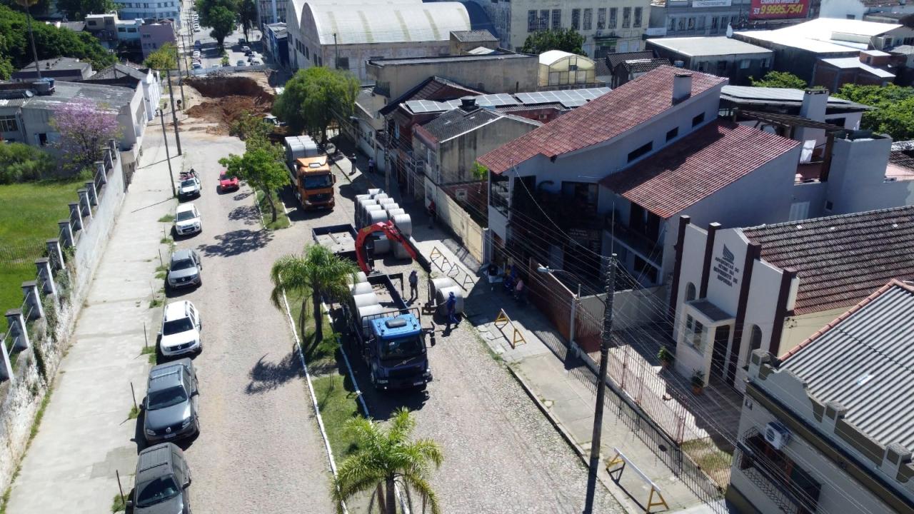Obra de drenagem no centro de Bagé recebe os primeiros bueiros