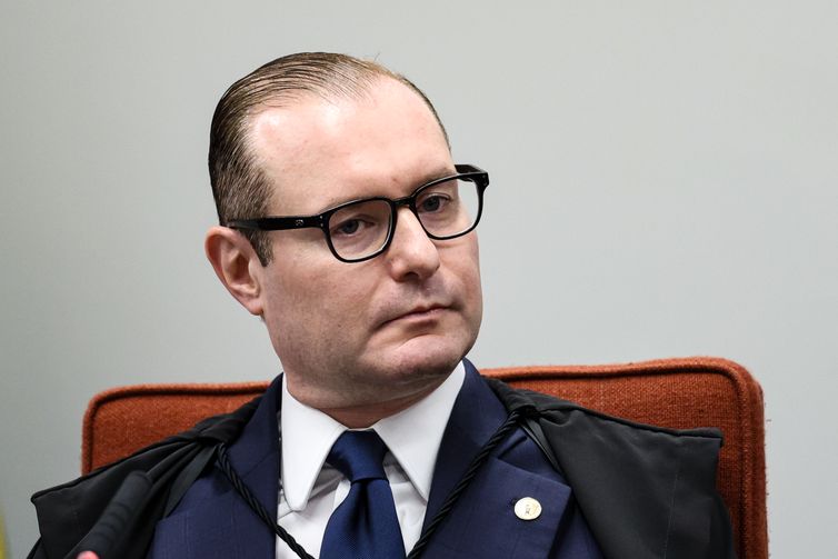 Zanin vota contra desoneração, mas mantém acordo para compensação