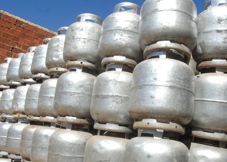 Gás gratuito chega a 1 milhão de famílias a partir de segunda-feira
