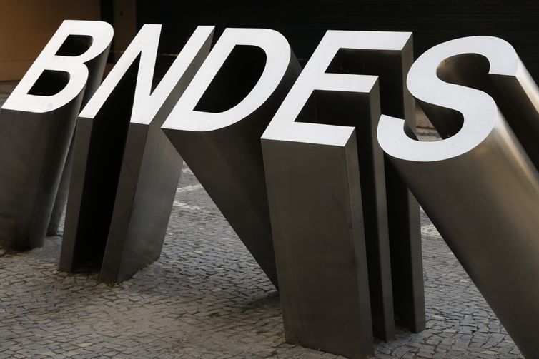 Operações de crédito do BNDES chegam a R$ 230 bilhões 
