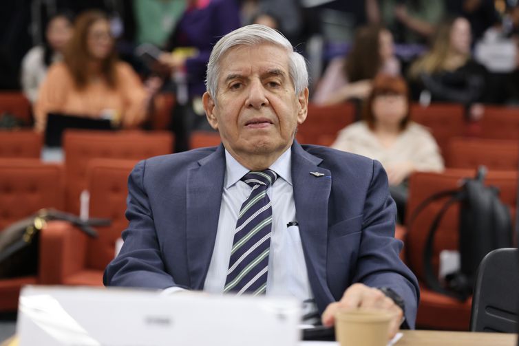 PGR é a favor de prisão domiciliar humanitária para general Heleno
