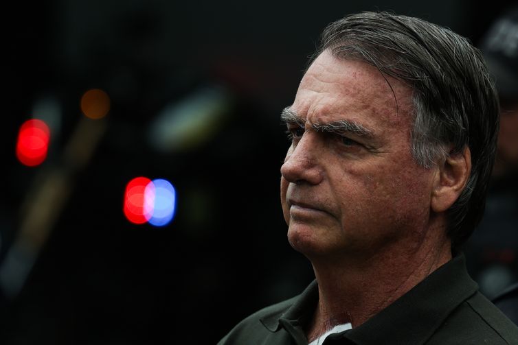 PL suspende atividades partidárias e salário de Bolsonaro