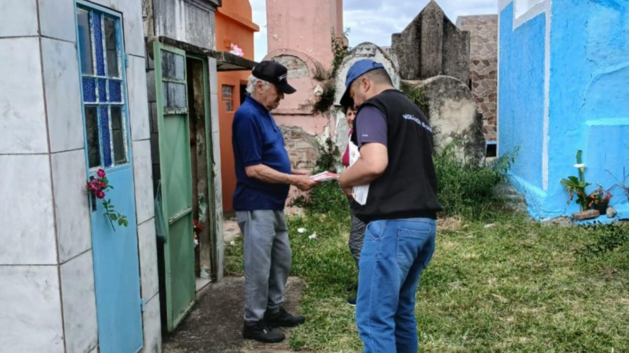 Vigilância em saúde realiza campanha de mobilização contra a dengue nos cemitérios de Bagé